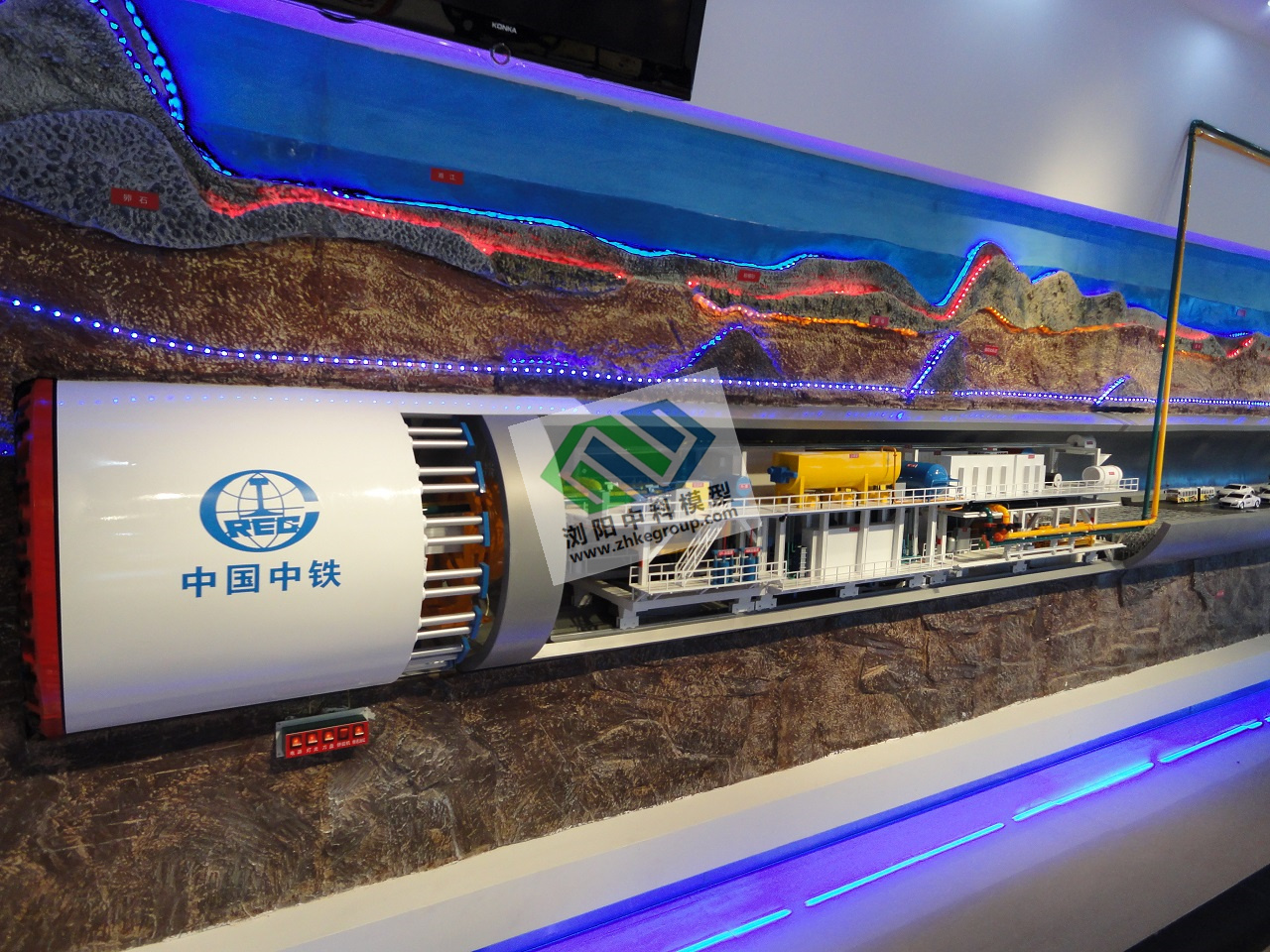 長(cháng)沙南湖路湘江隧道盾構機施工模型